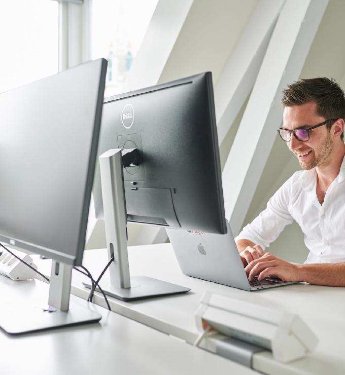  Foto van een man achter een computer die werkt met de software van Payt