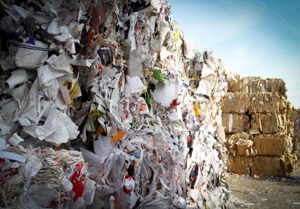 Mülldeponie mit recycelten Materialien