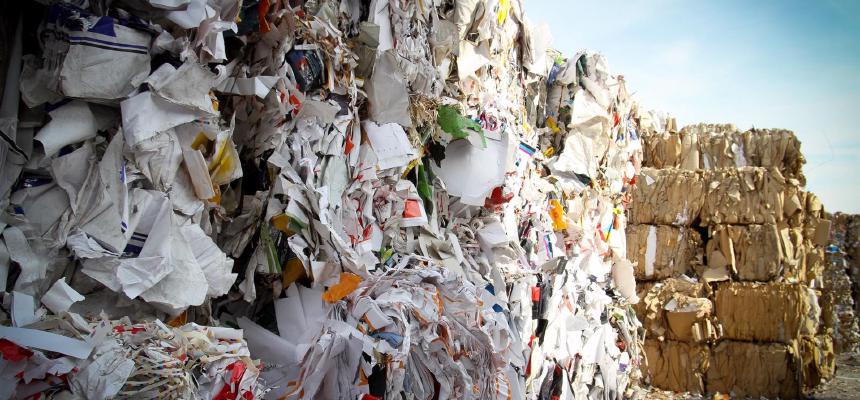 Mülldeponie mit recycelten Materialien