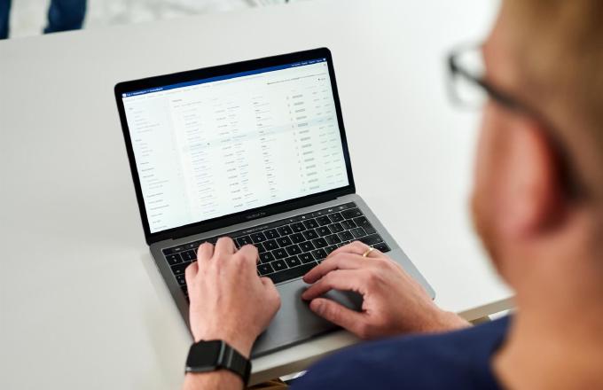 Ein Mann arbeitet an seinem Laptop und nutzt die Software von Payt für sein Kreditmanagement