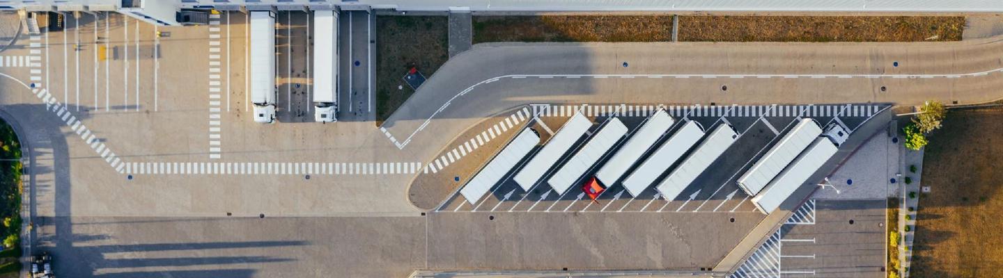 Parkplatz eines Großhändlers mit verschiedenen Lastwagen