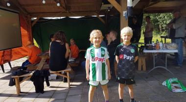 Foto van 2 kinderen met het FC Groningen tenue aan 