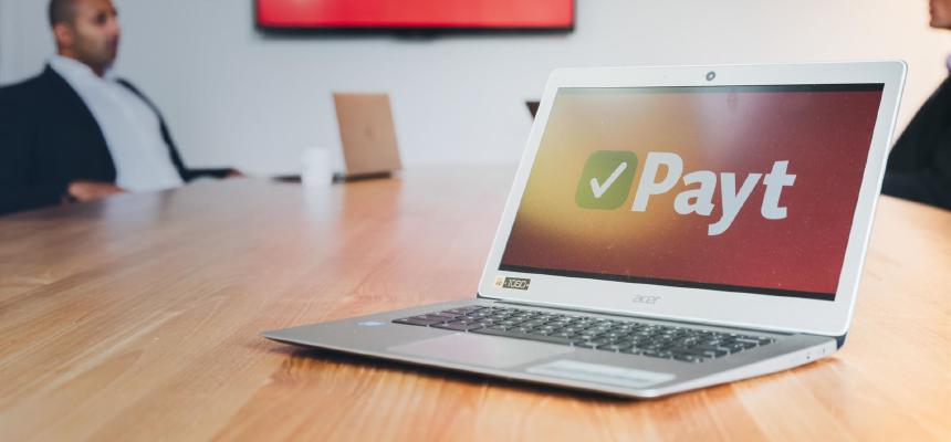 Foto van een laptop die het Payt logo toont