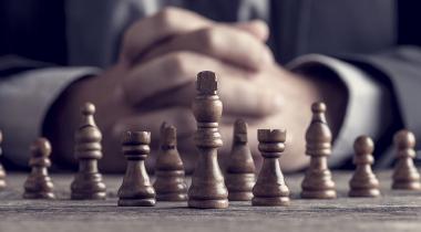 Foto van iemand die schaak speelt