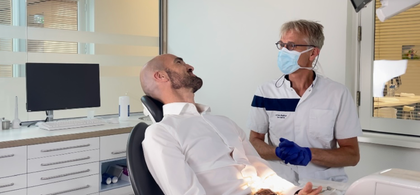 Een tandarts met zijn patient